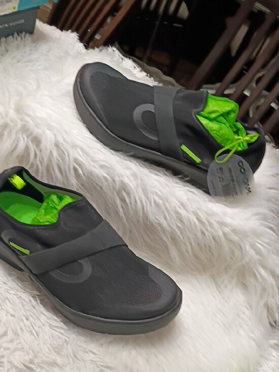 OOFOS OOmg Low Shoes Mens Black Slip-On Recovery Loafers with Lime Green Accents main image 7